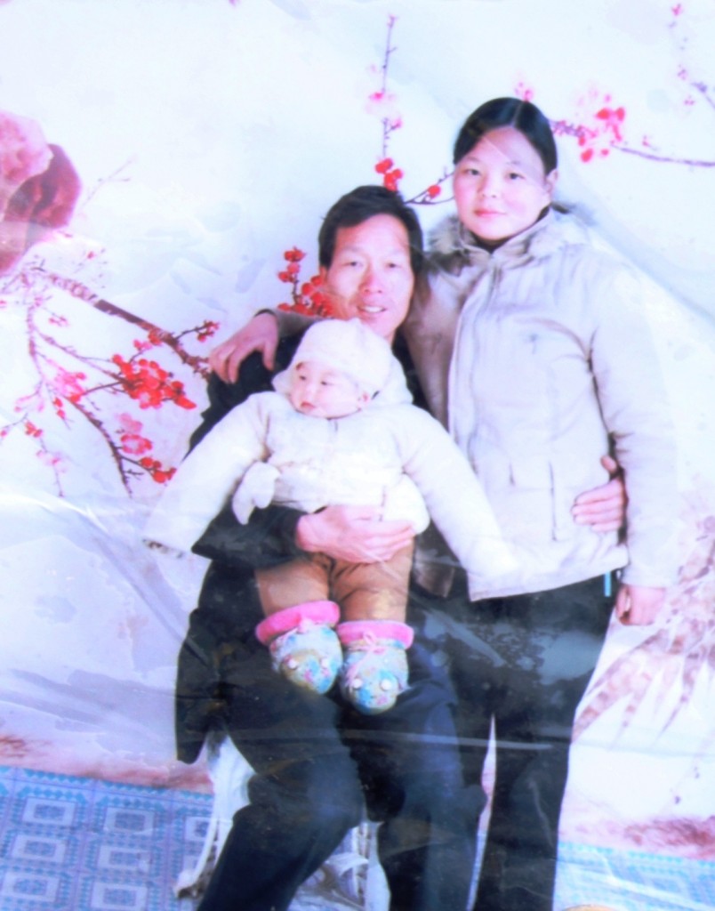 A family portrait of Yang Libing, his wife Cao Zhimei and their daughter before his elder daughter was snatched away by the Family Planning Office. Like other local peasants, Yang Libing hadn’t gone through the registration procedures on time after he got married and had children.